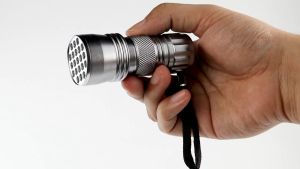 Senter UV Ultraviolet 21 LED Flashlight Ungu 395nm Lampu Baterai UV-21