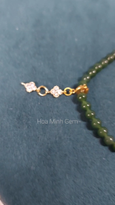 Vòng tay Ngọc Bích tự nhiên size mini 4.7 li phối charm treo cỏ 4 lá đính đá bi cắt giác xinh xắn không kén mệnh | Hoa Minh Gem