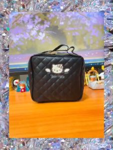 👜 เติมความสดใสในแต่ละวัน กระเป๋าใส่เครื่องสำอางค์ Hello Kitty มีหูหิ้วพร้อมช่องแยกของ วัสดุเป็น PU ขนาด 16×18×7.5 cm