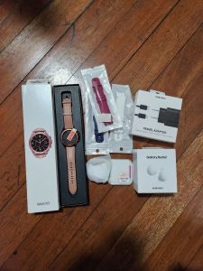 ALL ORIGINAL SAMSUNG BUNDLE: GALAXY SMARTWATCH CLASSIC R850 41mm MYSTIC BRONZEGALAXY BUDS 2 IN WHITESAMSUNG TRAVEL CHARGER+FREEBIES