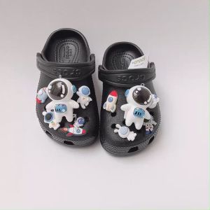 [TẶNG 12 STICKER] - Dép sục Cross Classic cho bé trai trẻ em Cros màu Đen HannaKids giày xục Croc Clog Kid quai ngang nam nữ xuất khẩu gắn Sticker Vip - Thế Giới Cross