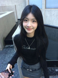 สลิมฟิต สไตล์อเมริกัน เสื้อยืดแขนยาว ผู้หญิง เสื้อชั้นฐาน สไตล์สั้น Diamond Heat Pressed ทันสมัย เสื้อตัวสั้น