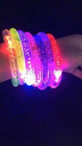 Gelang Mainan Nyala Lampu LED Warna Warni Dengan Baterai Untuk Konser Pesta / Bercahaya Dalam Gelap
