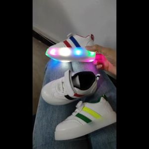 รองเท้าเด็กใหม่ไฟ LED รองเท้าลำลองเด็กผู้หญิงรองเท้าผ้าใบเรืองแสงเด็กชายรองเท้าแฟลตแฟลชสีสันสดใส