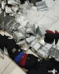 Topi Pria Dream Theater Hitam Tex Putih - Aksesoris Fashion Cowok Cewek - Trucker Hat Distro Gaya Casual - Bahan Bagus & Tebal - Sablon DTF Halus Kuat dan Tahan Lama