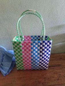 ตระกร้าสานพลาสติกกว้า9ซม.ยาว22ซม.สูง20ซม.ราคา89บาทจ้า