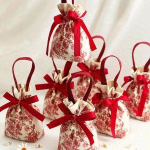 1/5/10 ชิ้นถุงผ้าใส่ขนมงานแต่งงานลายดอกไม้สีแดง ของชำร่วยงานแต่งงานระดับไฮเอนด์ ถุงบรรจุภัณฑ์ของขวัญสำหรับงานหมั้นหรือวันวาเลนไทน์