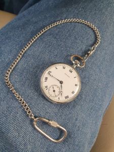 đồng hồ quýt hiệu PANAMA. thụy sỹ sản xuất mặt men kim rốn cọc số la mã kim mắt ngỗng size tầm 40. nguyên zin đang hoạt động tốt. có giá trị sưu tầm cao. thập niên 1930 s