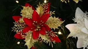 5PCS-Glitter Christmas Flowers 5.5 Inch Christmas Poinsettia Flowers Decorations Artificial Christmas Flowers for Christmas Tree Christmas New Year Wreath Wedding Holiday Decoration(No sticks)