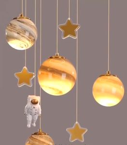 (Cao 1m5) Đèn chùm thông tầng phòng khách Đèn treo thả trần decor trang trí phòng ngủ cho bé cao cấp 8 chi tiết vũ trụ gồm mặt trời trái đấtngôi sao - Combosett