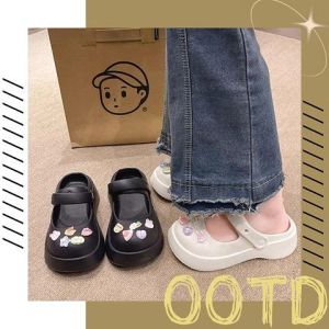 QDshop ห้ามพลาด รองเท้าแตะราคาสุดคุ้ม ทรงหัวโตยอดฮิตใส่กันเยอะมาก รุ่นนี้ดีไซน์น่ารักเหมาะกับสาวๆ วัสดุยางนิ่มใส่สบายไม่หนักเท้าเลย แถมฟรีชุดตัวติดให้ในเซ็ทแล้วสั่งโลด