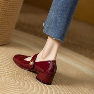 รองเท้า Mary Jane หนังแท้สีแดงฝรั่งเศสสำหรับผู้หญิง ฤดูใบไม้ร่วง/ฤดูหนาว รองเท้าส้นหนาแบบสวมหัวแหลม สายรัดข้างเดียว รองเท้าหนังขนาดเล็ก
