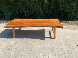 โต๊ะกลางไม้สะเดา  โต๊ะกลางห้องรับแขก โต๊ะกลางห้องนั่งเล่น  โต๊ะกลางห้องสมุด ผลิตจากไม้จริง  โต๊ะกลางแคปซูล โต๊ะกลางคาเฟ่ โต๊ะกลางวินเทจ โต๊ะกลางไม้แผ่นเดียว ขนาดกว้าง60 cm. ยาว 140 cm. สูง 40 cm.