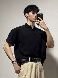 เสื้อโปโลแขนสั้นสีดำเนื้อหนา Pure Black สำหรับผู้ชาย ทรงหลวม แขนสั้น คอโปโล ผ้าโพลีเอสเตอร์ ฤดูใบไม้ผลิ 2025