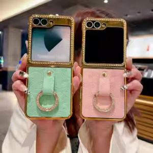 เหมาะสำหรับ Flip6 Samsung Z Flip5 Z Flip4 Z เคสโทรศัพท์มือถือ Flip3 Z ชุบด้วยเพชรฝังหนังแท้แบบแฟนหนังแท้ฝาครอบหน้าจอพับได้แบบวงแหวนปิดแบบฝาทับเข็มขัดเคสโทรศัพท์มือถือกันตกและกันกระแทกด้านหลัง