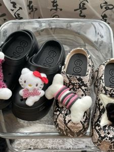 รองเท้าแตะแบบมีรูดีไซน์พิเศษสูง 8 ซม. ดีไซน์สามแฉก ตกแต่งกระดูก KT สไตล์สตรีทแวร์สุดเท่ รองเท้าแตะสีดำแบบสองตัว