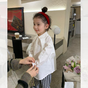 เสื้อเชิ้ตสีขาวสไตล์เกาหลีสำหรับเด็กผู้หญิง ทรงหลวมสบาย ๆ ฤดูใบไม้ร่วง 2024 เสื้อผ้าเด็กแฟชั่นทันสมัย สีพื้นอเนกประสงค์