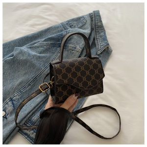 Mini Fashionable Ladies Chain Shoulder Crossbody Bag Wallet Womens Handbag Korean Style Compact Square Bag for Casual Use