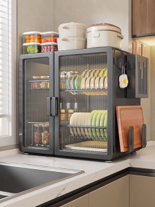 KOI ตู้เก็บจาน ชั้นวางเครื่องปรุง ตู้เก็บเครื่องใช้ในครัว ชั้นเก็บของแบบยืดไสลด์ ปรับขนาดได้ กันฝุ่นและกันแมลง สแตนเลสเคลือบสีดำ ตู้ชั้นเก็บของในครัว