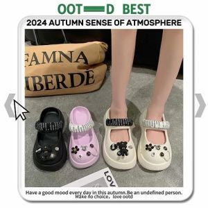 NDDshop Hot Collection รองเท้าแฟชั่นลำลอง ของมันต้องมี งานรุ่นนี้ไม่ควรพลาด ทรงกึ่งหัวโต น่ารัก ทันสมัย สีพื้นเรียบๆ ลงตัวไปกับเซ็ทของตกแต่งลายน้องหมี มีเชือกพันสายด้วยนะ เก๋กรุบ กดเลย