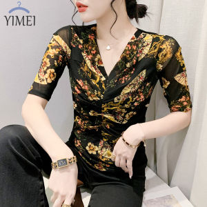 Áo thun lưới nữ cổ chữ V in thời trang Yimei 2023 mùa hè mới xếp li cao cấp Kim Cương áo phông tay ngắn áo hoa phân mảnh