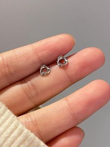 ต่างหูรูปทรงเรขาคณิต Moebius ขนาดเล็ก ดีไซน์เรียบง่าย สวมใส่ได้ตลอดทั้งคืน ดีไซน์ไฮเอนด์ เครื่องประดับแฟชั่น