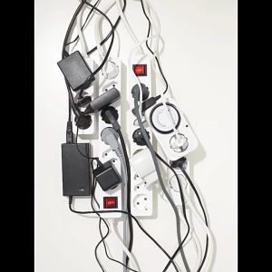 ที่ยึดปลั๊กไฟ ติดตั้งง่ายไม่ต้องเจาะผนัง รองรับน้ำหนักสูงสุด 5 กก สินค้าพร้อมส่ง. MS99.