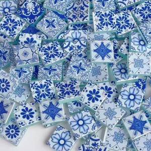 100/200 Grams of Glass Mosaic Material 2.3*2.3 Blue and White Porcelain Mosaic Tiles Suitable for Handmade Artwork Home Tabletops Wall and Step Inlays Garden Outdoor Photography Auxiliary Materials