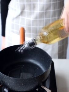 Reviln พร้อมจัดส่ง ขวดใส่ซอสปรุงรส ขวดสำหรับใส่น้ำมัน ขวดหัดดื่ม ขวดใส่เครื่องปรุง Condiment bottles