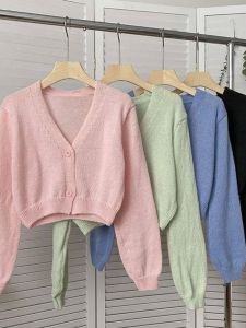 เสื้อคาร์ดิแกนคอวีแขนยาวสั้นนุ่มสำหรับผู้หญิง เสื้อคลุมกันหนาวแบบสวมหัวแขนยาวคอวีสั้นสำหรับผู้หญิงในฤดูใบไม้ร่วงปี 2024