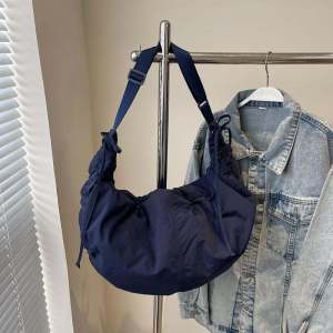 Casual Style Large Capacity Dumpling Shape Nylon Crossbody Bag for Women Commuting Bag Casual Leisure Tote Bag with Zipper