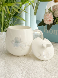 ถ้วยกาแฟกระดูกสัมผัสระดับไฮเอนด์สำหรับผู้หญิงพร้อมฝาปิดและช้อน ถ้วยเซรามิกสำหรับใช้ในบ้าน ถ้วยดื่มน้ำเช้า ดีไซน์เก๋ไก๋