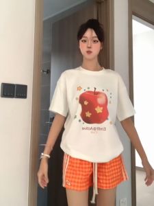 T-Shirt Wanita Putih Lengan Pendek - Motif Apel Kreatif & Huruf Aesthetic  Katun Tipis Bernapas Premium kaos aldira terbaru 2025  Desain Korea Manis Imut Slim Fit  Baju Kasual Oversize Ukuran Besar  Desain Streetwear  Untuk Gaya Harian & Hangout