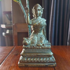 แม่นางกวัก หลวงปู่คีย์ กิตติญาโณ วัดศรีลำยอง พระเกจิเมืองสุรินทร์ รุ่น เศรษฐี 1000 ล้าน  พุทธาภิเษกเมื่อปี 2551 เลขโค๊ต 226  เนื้อทองเหลือง สูง 5.5 นิ้ว ฐาน 3.5×3.5 นิ้ว  ประวัติ หลวงปู่คีย์ กิตติญาโณ มีนามเดิมว่า คีย์ จงพูนศรี เกิดเมื่อวันที่ 24 มิ.ย. 24