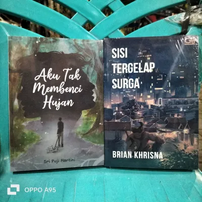PAKET 2 NOVEL / AKU TAK MEMBENCI HUJAN / SISI TERGELAP SURGA