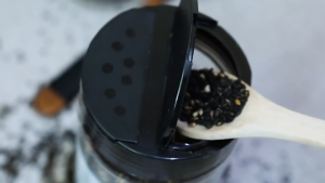 | 炒 熟 黑芝麻 白芝麻 | Roasted Black Sesame / White Sesame Seed Bijian Putih / Bijian Hitam 罐装 box 200g 屿花堂