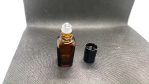 ขวด 10 มล.(12ใบ) ขวดอโรม่า สี่เหลี่ยมสีชา+ลูกกลิ้งโลหะ + ฝาดำ#18mm