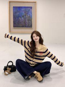 เสื้อคาร์ดิแกนถักลายทางสีกรมท่าสำหรับผู้หญิง 2025 ฤดูใบไม้ร่วง เสื้อสเวตเตอร์ถักแขนยาวทรงสลิมฟิต คอกลม ปกติ