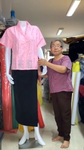 เสื้อลูกไม้คนแก่ แขนสั้น เสื้อลูกไม้ผู้สูงอายุ แขนสั้น เสื้อลูกไม้กระดุมผ่าหน้า แขนระย้า ลายดอก