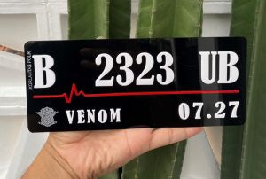 Plat Nomor Motor Akrilik Timbul Variasi Hitam Glossy Custom Baut Tanam Keren Murah Original