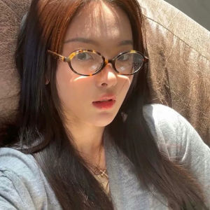 แว่นกันแสงสีฟ้าแบบแบนขนาดเล็กสำหรับผู้หญิง แว่นหนังสือย้อนยุคสไตล์นักธุรกิจสาว เลนส์ป้องกันแสงสีฟ้า แว่นตาแฟชั่นสำหรับผู้หญิง