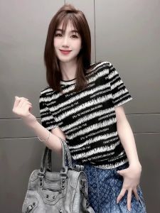 เสื้อยืดแขนสั้นลายทางสีพื้นสำหรับผู้หญิงไซส์ใหญ่ ฤดูร้อน 2025 ทรงหลวม สวมใส่สบาย ทรงหลวม เข้ารูป แฟชั่น