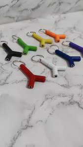 เเพ็คละ 5 ชิ้น ตัวแยกหูฟัง 1 ออก 2 อุปกรณ์แปลงสัญญาณเสียง แบบเเจ็ค 3.5 มม. พร้อมพวงกุญเเจ คละสี