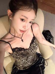 เสื้อกั๊กสั้นคอวีลายเสือดาวสไตล์อเมริกันสตรีทสำหรับผู้หญิงในช่วงฤดูร้อนปี 2025 เสื้อกั๊กสั้นทรงเข้ารูปสุดเซ็กซี่สำหรับสาวฮอต