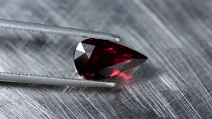 90 ชิลล์ โกเมน แดง (Red Garnet) ทรงหยดน้ำ แอฟริกา เสื้อผ้าแดง สกัด 1