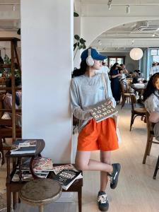 Quần Short Đi Biển Màu Cam Mùa Hè Cạp Cao Rộng Rãi Đa Năng Cho Nữ Quần Ống Rộng Thoải Mái Phong Cách Mới