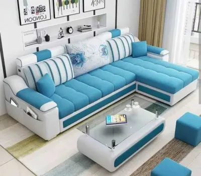 sofa L santai minimalis ruang keluarga dengan meja kaca dan 2 kursi lecil