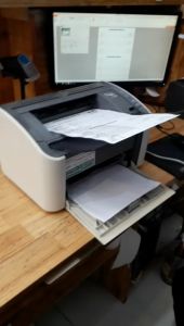 Máy in canon 2900: sensor nhận giấy trung gian sau nắp lưng