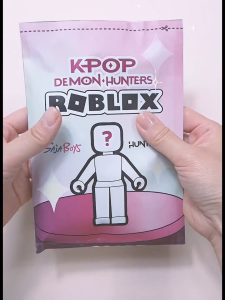 Đồ Chơi Sáng Tạo DIY Cho Trẻ Em Túi Mù KPOP Hunter Bé Gái Group Male Group Trang Phục Thay Thế Giải Trí Thủ Công Sáng Tạo Đồ Chơi Giáo Dục