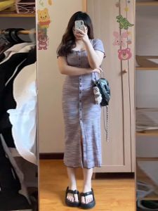 ชุดเดรสยาวลายทางสไตล์ฝรั่งเศสทรงเข้ารูปคอเหลี่ยมไซส์ใหญ่สำหรับผู้หญิง ชุดทำงานฤดูร้อน กระโปรงทรงเอ แขนสั้น กระดุม